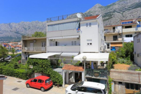 Apartments by the sea Makarska - 2630